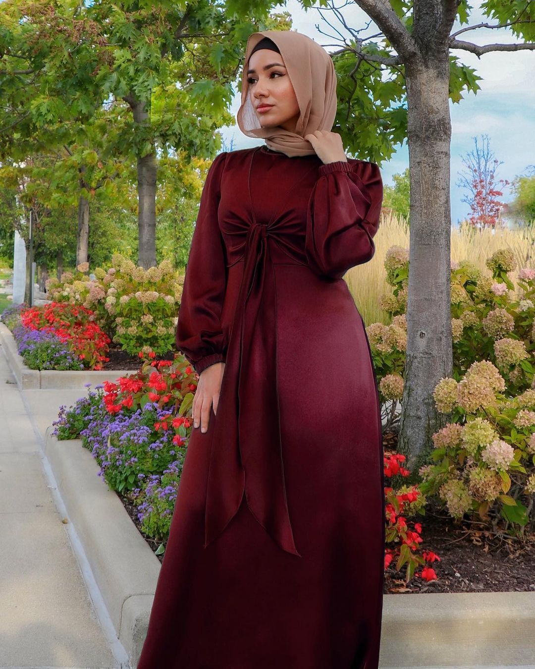 Dubai-Style Satin Kaftan Abaya – Modest Glamour for Women