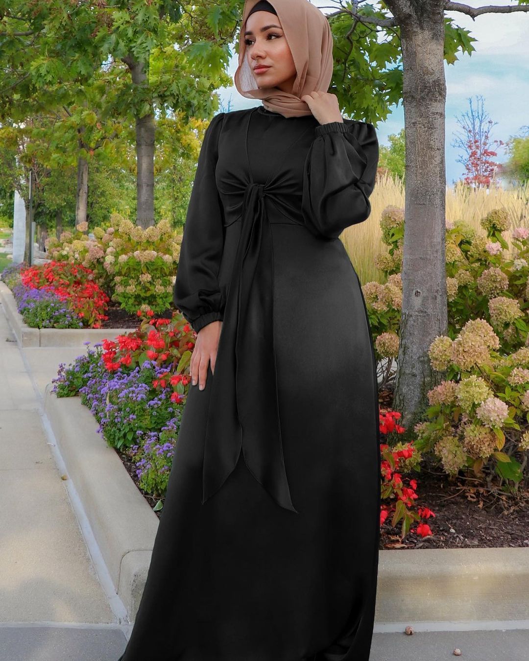 Dubai-Style Satin Kaftan Abaya – Modest Glamour for Women